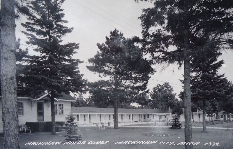 Mackinaw Motor Court - Vintage Postcard